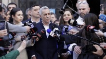 Calin Georgescu (C), der von der ultranationalistischen Partei AUR unterstützte unabhängige Kandidat, in Bukarest. Foto: epa/Robert Ghement
