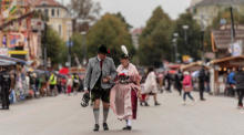 Menschen in traditioneller Kleidung nehmen am Trachtenumzug während der 187. Auflage des traditionellen Oktoberfestes in der bayerischen Landeshauptstadt München teil. Foto: epa/Christian Bruna