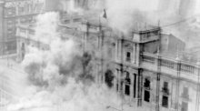Blick auf das brennende Gebäude des Moneda-Palastes in der chilenischen Hauptstadt. Foto: picture alliance/dpa
