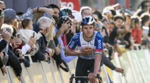 Remco Evenepoel erreicht als Sieger das Ziel der 159,5 Kilometer langen dritten Etappe der Volta a Catalunya. Foto: EPA/Siu Wu