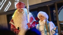 Ein russisches Väterchen Frost und seine Enkelin Snegurotschka (Schneemädchen) kommen zum Anzünden der Lichter am Weihnachtsbaum vor das Russische Haus der Wissenschaft und Kultur. Foto: Christophe Gateau/dpa