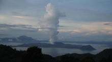 Von Tagaytay City aus gesehen steigt Rauch vom Vulkan Taal auf. Foto: epa/Francis R. Malasig