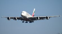 Ein Airbus A380 der Emirates-Airline ist im Landeanflug auf den Frankfurter Flughafen. Foto: Florian Wiegand/dpa