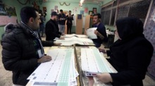 Die Mitarbeiter des Wahlausschusses zählen am Ende des Tages der Provinzwahlen in einem Wahllokal im Bezirk Karada die Stimmen aus. Foto: epa/Ahmed Jalil