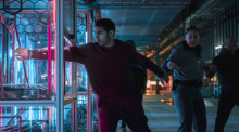 Izuka Hoyle als Amber und Tahar Rahim als Tibor in einer Szene aus dem Film „Prisoner – Auf der Flucht“. Foto: Sky UK/Ard Degeto/dpa/otto Bathurst