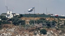 Eine israelische Flagge weht nahe der Grenze zum Libanon bei Kfar Kela. Trotz Waffenruhe hält Israels Armee weiterhin Stellungen im Süden des Nachbarlandes. Foto: Atef Safadi/epa/dpa