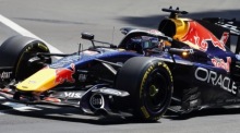 Max Verstappen steuert seinen Red Bull beim Großen Preis von Monaco durch die engen Straßen des Fürstentums. Das Rennen zählt zu den Klassikern der Formel 1. Foto: Sebastien Nogier/epa/dpa
