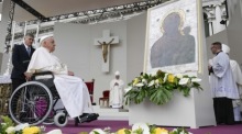 Papst Franziskus steht einer Messe auf dem Markusplatz in Venedig vor. Foto: epa/Vatican Media Handout