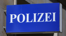 Ein Schild mit der Aufschrift "Polizei" hängt an einem Polizeirevier. Foto: Jan Woitas/Deutsche Presse-agentur Gmbh/dpa