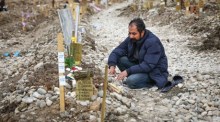 Nach den starken Erdbeben in Kahramanmaras besuchen Menschen einen Friedhof. Foto: epa/Sedat Suna