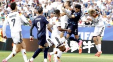 Nick Woltemade köpft den Ball im WM-Achtelfinale Deutschland gegen Paraguay in Boston. Foto: epa/Shawn Thew