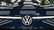 Das Logo von Volkswagen ist am Elektroauto-Werk in Emden zu sehen. Der Konzern plant bis 2030 einen umfangreichen Stellenabbau in Deutschland. Foto: epa/Christopher Neundorf