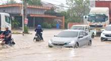 Eine Aufnahme zeigt die weitreichenden Überschwemmungen in Sri Racha, wo Straßen und Fahrzeuge unter dem massiven Wasseranstieg leiden. Foto: Dailynews
