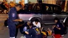 Sanitäter versorgen den verletzten Motorradtaxifahrer nach dem Vorfall nahe dem Tree Town Markt in Pattaya.