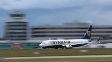 Ein Ryanair-Flugzeug landet am Flughafen Manchester. Steigende Kerosinpreise belasten infolge des Nahostkonflikts die Luftfahrtbranche. Foto: EPA/Adam Vaughan