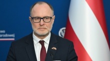 Andris Sprūds spricht nach einem Treffen mit seinem polnischen Amtskollegen bei einer Pressekonferenz in Warschau. Foto: epa/Radek Pietruszka