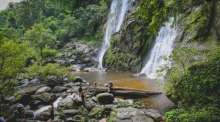 Der Khlong-Lan-Wasserfall zählt zu den eindrucksvollsten Naturattraktionen der Provinz Kamphaeng Phet und führt besonders in der Regenzeit große Wassermengen. Foto: The Transport Co.