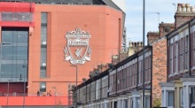 Das FC Liverpool-Logo an einer Wand des Anfield-Stadions vor der UEFA Champions League. Foto: epa/Peter Powell