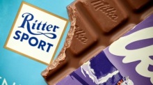Eine geteilte Milka-Schokolade liegt auf einer Ritter-Sport-Tafel. Der BGH entschied im Streit um die Quadrat-Form. Foto: EPA/Sascha Steinbach