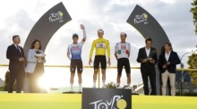 Gesamtsieger Tadej Pogacar steht mit Remco Evenepoel und Isaac del Toro nach der 21. und letzten Etappe der Tour de France in Paris auf dem Siegerpodest. Foto: EPA/Guillaume Horcajuelo