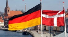 Die dänische (R) und die deutsche Flagge wehen über dem Hafen von Sonderburg. Foto: epa/Maurizio Gambarini