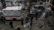 Von Kugeln beschädigtes Fenster nach dem Angriff auf ein Krankenhaus von Ärzte ohne Grenzen in Kabul. Foto: EPA/Hedayatullah Amid
