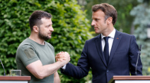 Wolodymyr Selenskyj (l), Präsident der Ukraine, und Emmanuel Macron, Präsident von Frankreich, reichen sich nach einer Pressekonferenz die Hand. Foto: Ludovic Marin/Afp Pool