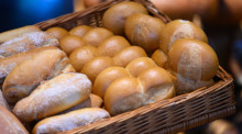 Brötchen liegen in einer Bäckerei in einem Korb. Foto: Robert Michael/dpa