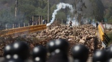 Unterstützer des ehemaligen bolivianischen Präsidenten Evo Morales geraten mit der bolivianischen Polizei in Parotani aneinander. Foto: epa/Luis Gandarillas