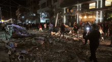 Palästinenser inspizieren den Ort eines israelischen Luftangriffs. Foto: Jehad Alshrafi/Ap/dpa
