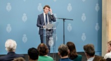 Der Informant über die Kabinettsbildung Kim Putters spricht während der Vorstellung seines Abschlussberichts über die neue Kabinettsbildung in Den Haag. Foto: epa/Robin Van Lonkhuijsen