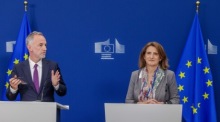 Europäische Bürgermeister und die Vizepräsidentin der Europäischen Kommission, Ribera, treffen sich in Brüssel, um die Wohnungskrise anzugehen. Foto: epa/Olivier Matthys