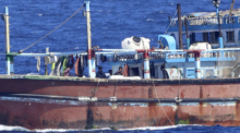 Von somalischen Piraten gekapertes Fischerboot im Arabischen Meer. Die indische Marine befreite die Besatzung und verhinderte weitere Angriffe. Foto: AP/Indian Navy