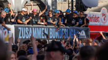 Bundesliga-Aufstiegsfeier des SC Paderborn 07 vor dem Rathaus. Spieler von Paderborn jubeln mit den Fans. Foto: Friso Gentsch/dpa