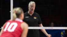 Der Bundestrainer der deutschen Nationalmannschaft, Vital Heynen, reagiert auf das Volleyballspiel der Frauen. Foto: epa/Grzegorz Michalowski