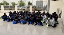 Nigerianische Migranten warten in einem Abschiebezentrum in Tripolis auf ihre Rückführung. Insgesamt wurden 174 Menschen in Kooperation mit der IOM in ihre Heimat gebracht. Foto: EPA/Str