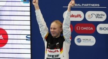 Die Silbermedaillengewinnerin Pauline Alexandra Pfeif aus Deutschland feiert während der Medaillenzeremonie im Finale des 10-Meter-Turmspringens der Frauen bei den Weltmeisterschaften im Wassersport in Singapur. Foto: epa/Fazry Ismail