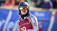 Deutschlands Emma Aicher reagiert im Ziel nach ihrem zweiten Lauf im Slalom beim Weltcup im schwedischen Are. Foto: epa/Pontus Lundahl