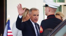 Mark Carney (C), kanadischer Premierminister, verlässt nach einem Treffen mit dem US-Präsidenten das Weiße Haus in Washington. Foto: epa/Will Oliver
