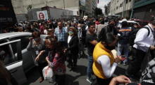 Leute reagieren auf einer Straße, nachdem der Erdbebenalarm in Mexiko-Stadt ausgelöst wurde. Foto: epa/Jose Mendez