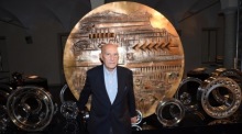 Der italienische Bildhauer Arnaldo Pomodoro bei der Ausstellungseröffnung „The invisible reveals“ in Mailand. Foto: epa/Daniel Dal Zennaro
