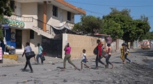Leute gehen eine Straße in Port-au-Prince, Haiti, entlang. Foto: epa/Carvens Adelson