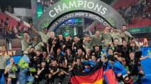 Hockey, Herren, WM, Deutschland - Belgien, Finalrunde, Finale. Die deutsche Mannschaft gewinnt die Weltmeisterschaft und jubelt. Foto: Rafiq Maqbool/Ap/dpa