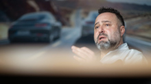 Ibrahim Aslan, Gesamtbetriebsratsvorsitzender der Porsche AG, nimmt an einem Gespräch mit der Deutschen Presse-Agentur (dpa) teil. Foto: Marijan Murat/dpa
