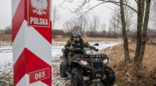 Polnische Grenzschützer patrouillieren an der polnisch-weißrussischen Grenze am Fluss Bug in der Nähe von Slawatycze. Foto: epa/Wojtek Jargilo