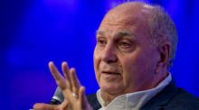 Uli Hoeneß, Ehrenpräsident des FC Bayern München, nimmt am Talk "Wie bleibt Fußball Business-König" auf dem Kongress Sport Marke Medien teil. Foto: Peter Kneffel/dpa