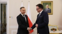 Der polnische Präsident Andrzej Duda (L) begrüßt den kürzlich gewählten Präsidenten des Unterhauses Szymon Holownia (R) vor ihrem Treffen im Präsidentenpalast in Warschau. Foto: epa/Leszek Szymanski