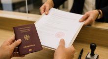 Die Deutsche Botschaft legalisiert Urkunden erst nach Vorbeglaubigung durch Thailands Außenministerium. Foto: Ki Generiert