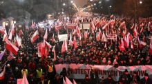Die Anhänger der polnischen Oppositionspartei Recht und Gerechtigkeit protestieren gegen die Verhaftung und Verurteilung von Abgeordneten. Foto: epa/Radek Pietruszka