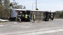 Ermittler inspizieren die Unfallstelle eines Busses in der Nähe von Greta im Hunter Valley, New South Wales. Foto: epa/Darren Pateman